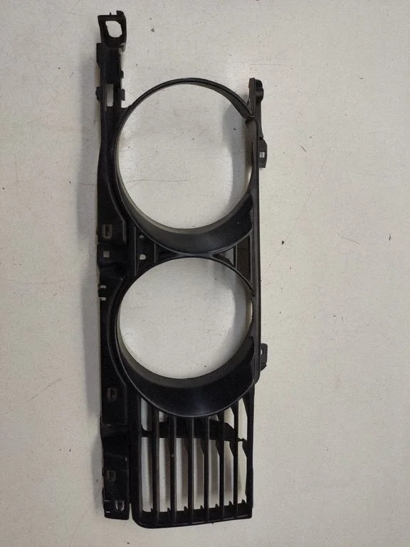 Under headlight/headlamp trim – BMW 5 Series E34 (1988-1996)