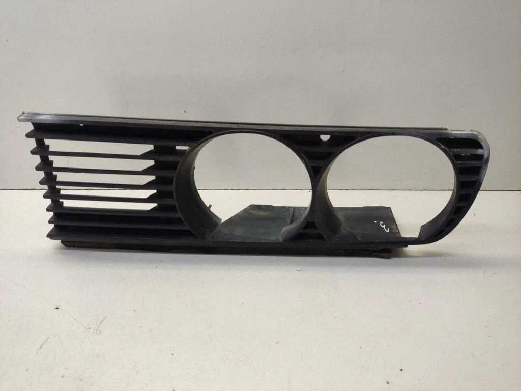 Under headlight/headlamp trim – BMW 3 Series E30 (1983-1994)