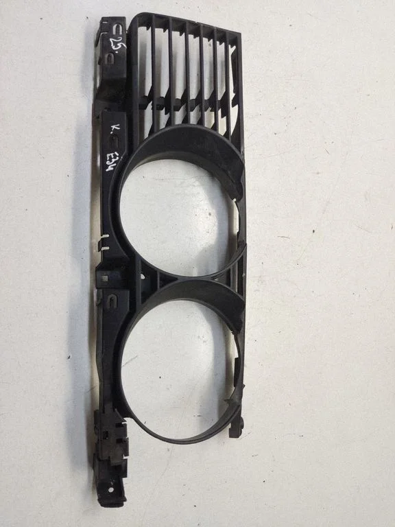 Under headlight/headlamp trim – BMW 5 Series E34 (1988-1996)