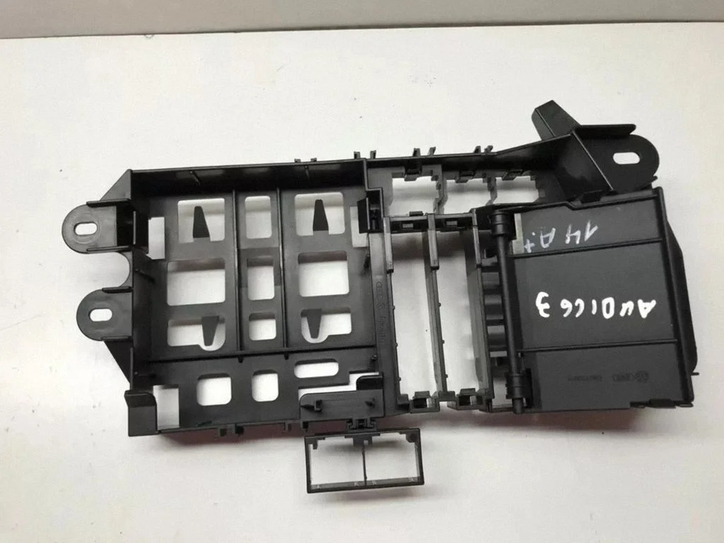 Fuse box cover – Audi A6 Allroad C6 (2006-2011)