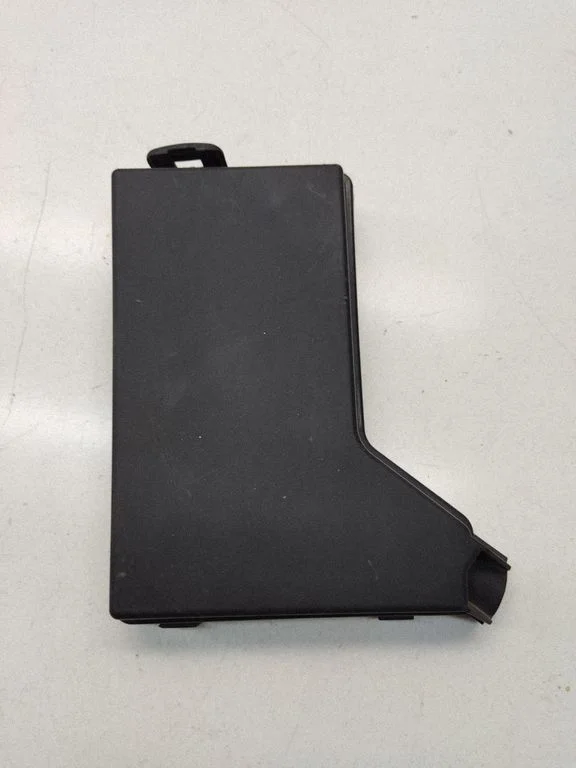 Fuse box cover – Nissan Qashqai+2 (2008-2010)