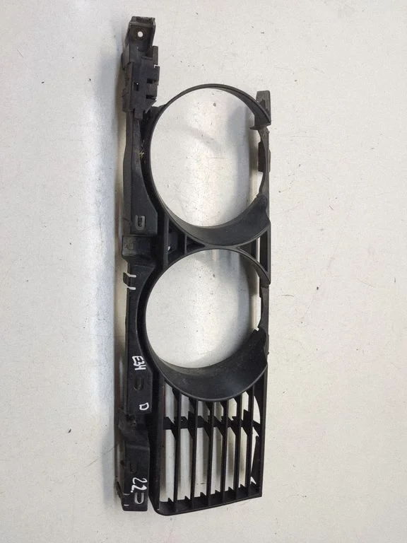 Under headlight/headlamp trim – BMW 5 Series E34 (1988-1996)