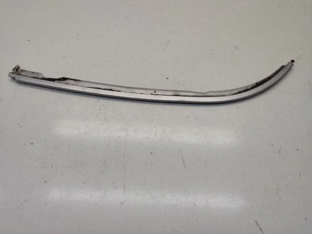 Under headlight/headlamp trim – BMW 5 Series E39 (1996-2003)