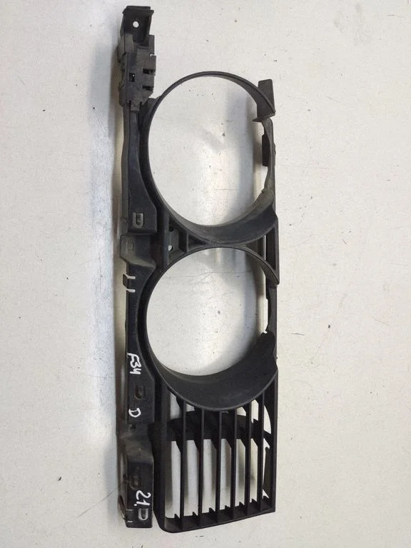Under headlight/headlamp trim – BMW 5 Series E34 (1988-1996)