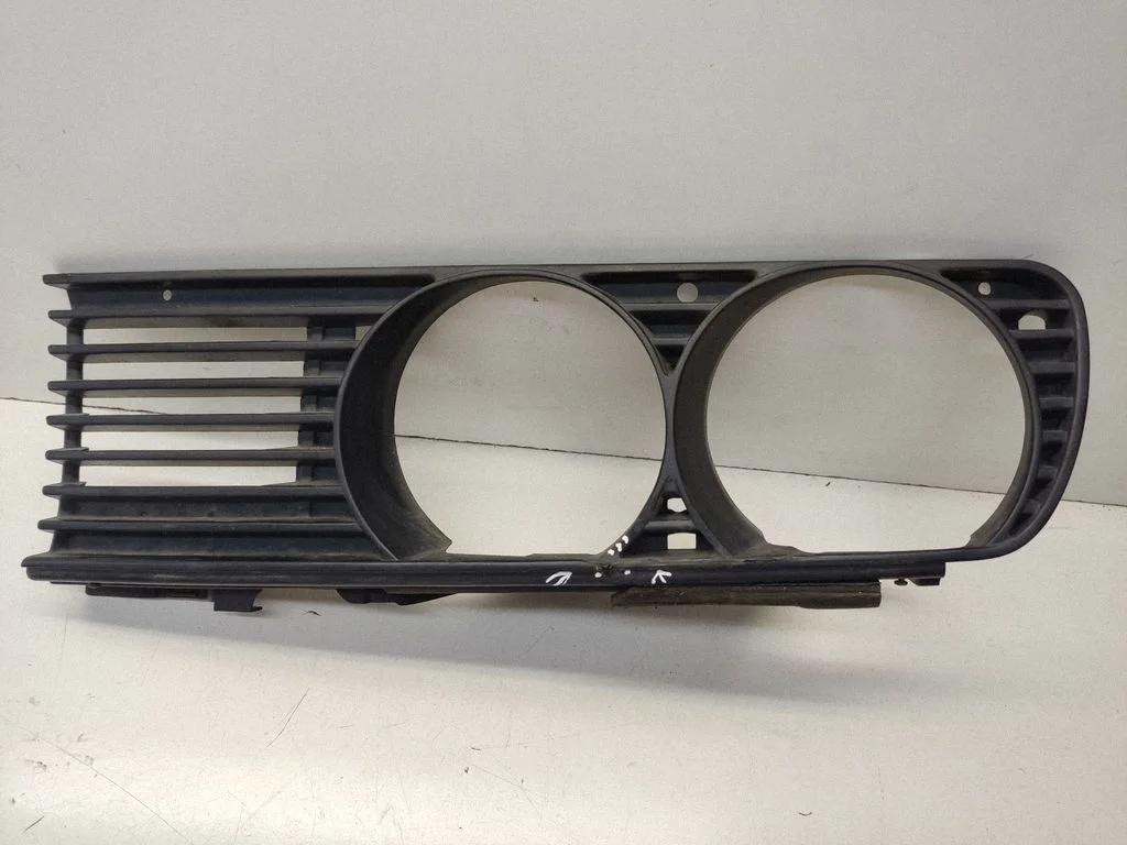 Under headlight/headlamp trim – BMW 3 Series E30 (1983-1994)