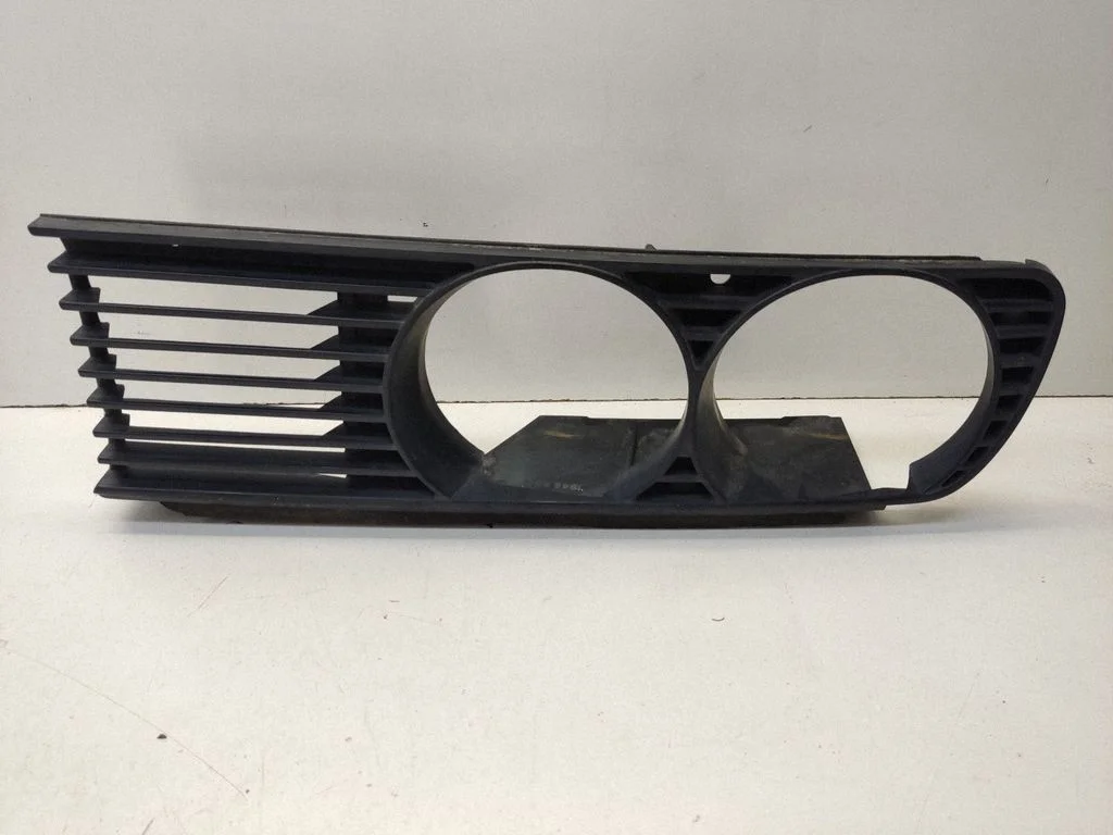 Under headlight/headlamp trim – BMW 3 Series E30 (1983-1994)