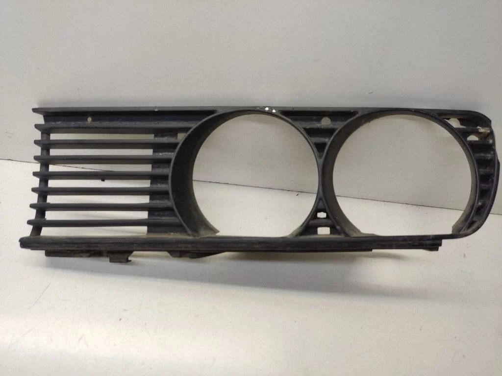 Under headlight/headlamp trim – BMW 3 Series E30 (1983-1994)