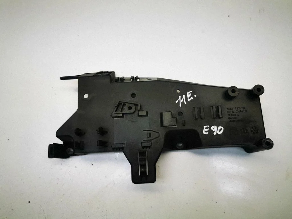 Muu mootoriruumi osa – BMW 1-seeria E82 E88 (2007-2014)