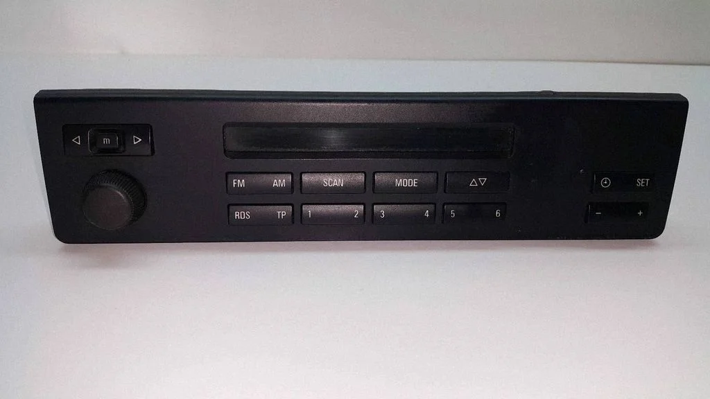Radio/CD/DVD/GPS head unit 8361087
