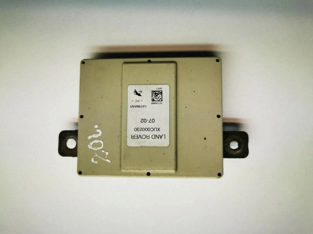 Aerial antenna amplifier – Land Rover Range Rover L322 (2002-2012)