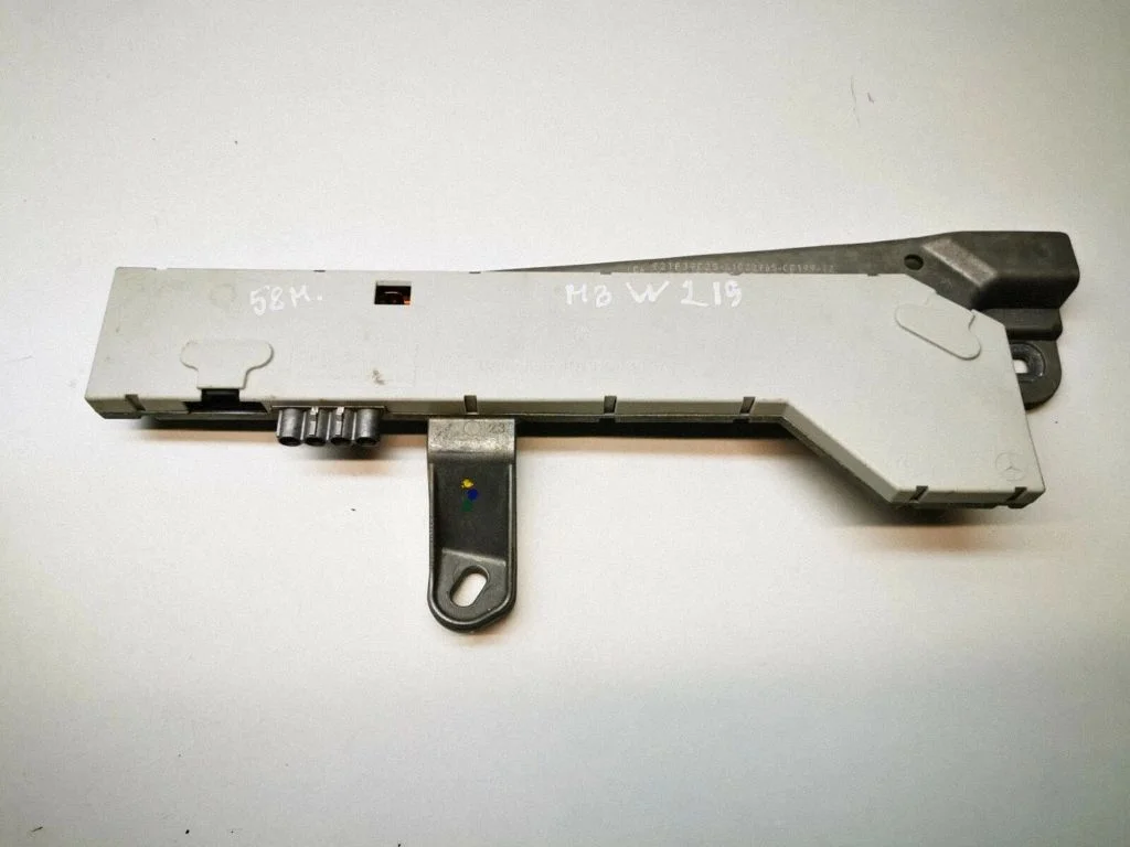 Aerial antenna amplifier – Mercedes-Benz CLS-Class C219 (2003-2011)