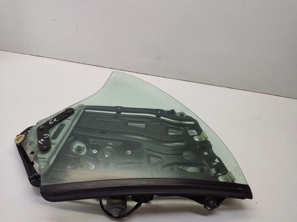 Rear side window 8215274