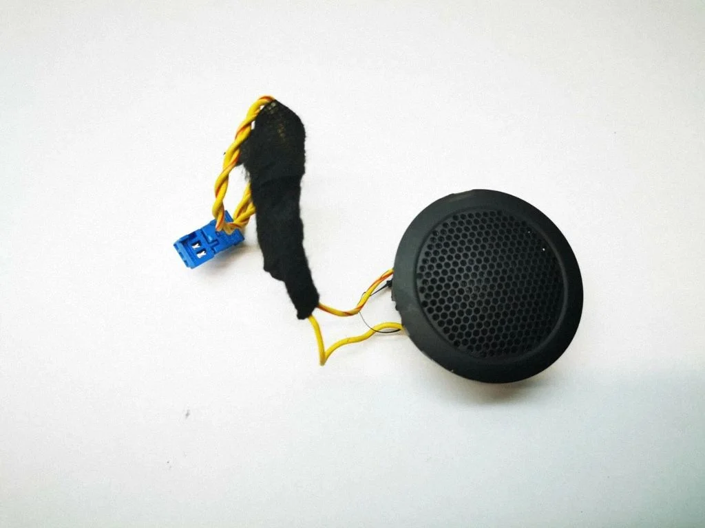 Front door high frequency speaker