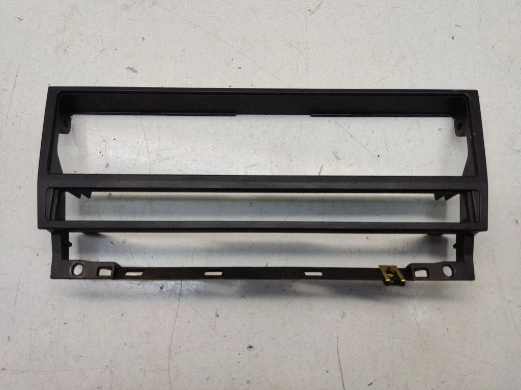 Radio/GPS head unit trim 8247302