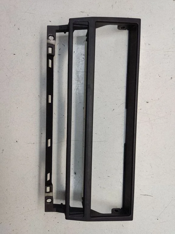 Radio/GPS head unit trim 8247302