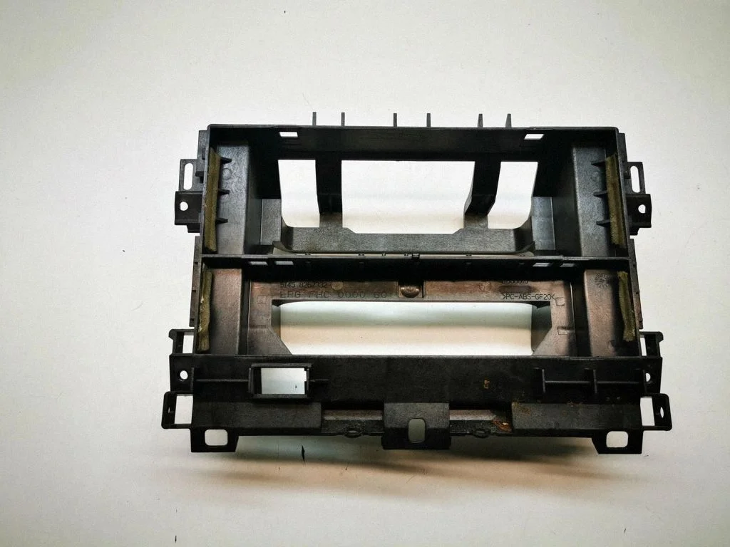 Radio/GPS head unit trim 8262332