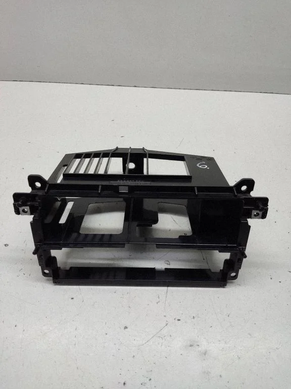 Radio/GPS head unit trim Z8237560