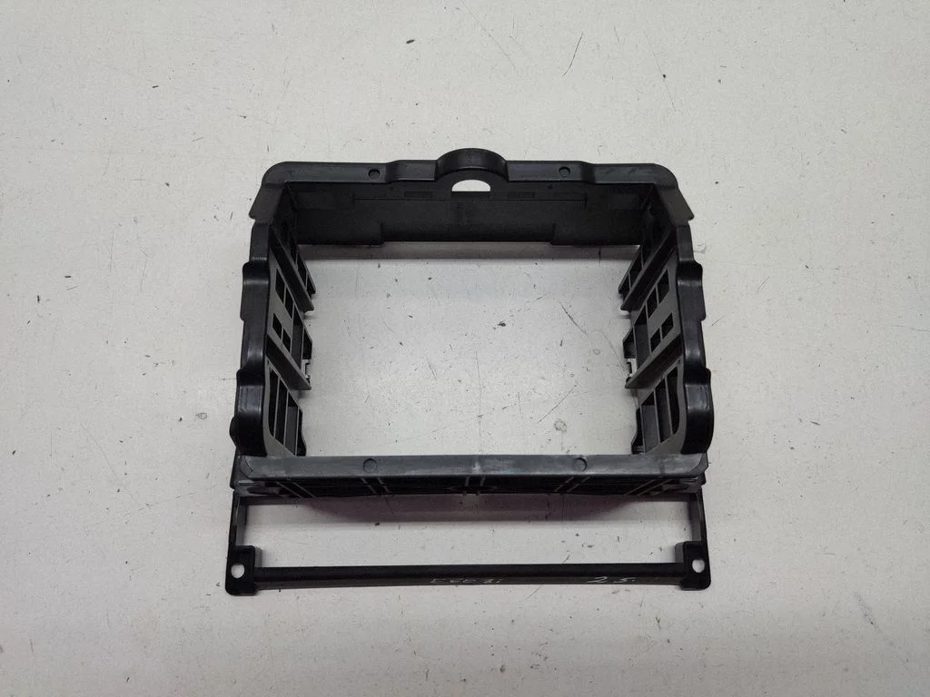 Ramka radia/nawigacji – BMW Seria 5 E60 E61 (2004-2010)