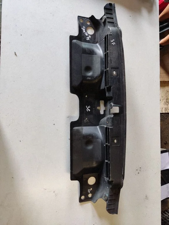 Radiator trim – Hyundai Santa Fe (2000-2006)