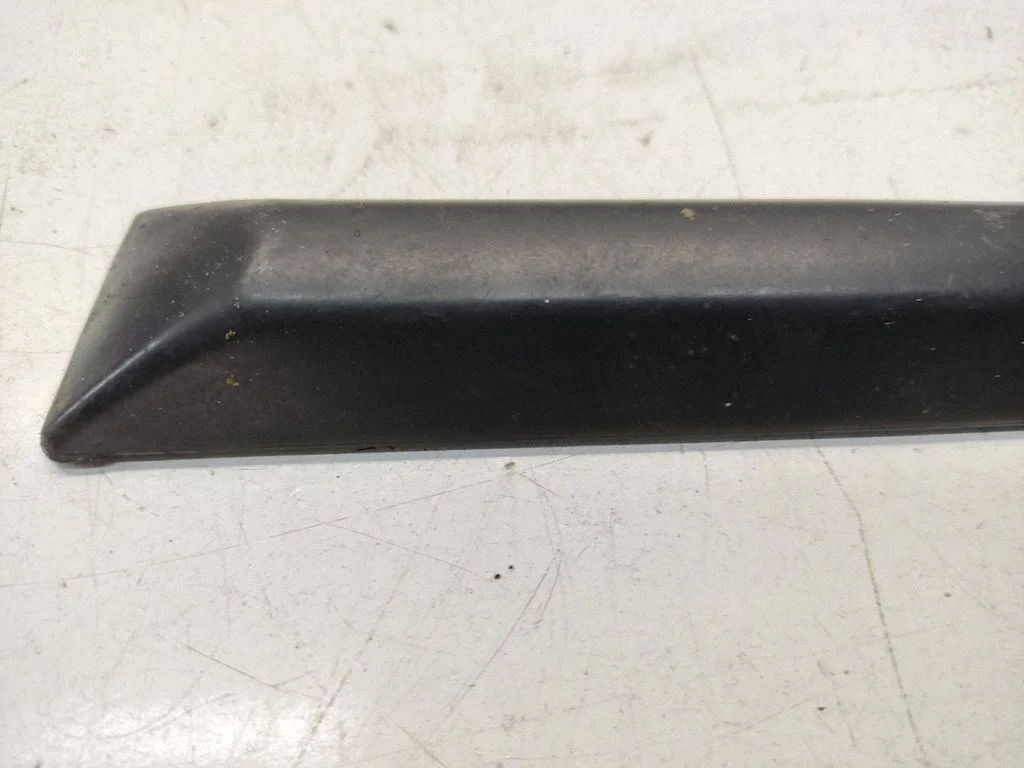 Fender trim (molding) 1960730
