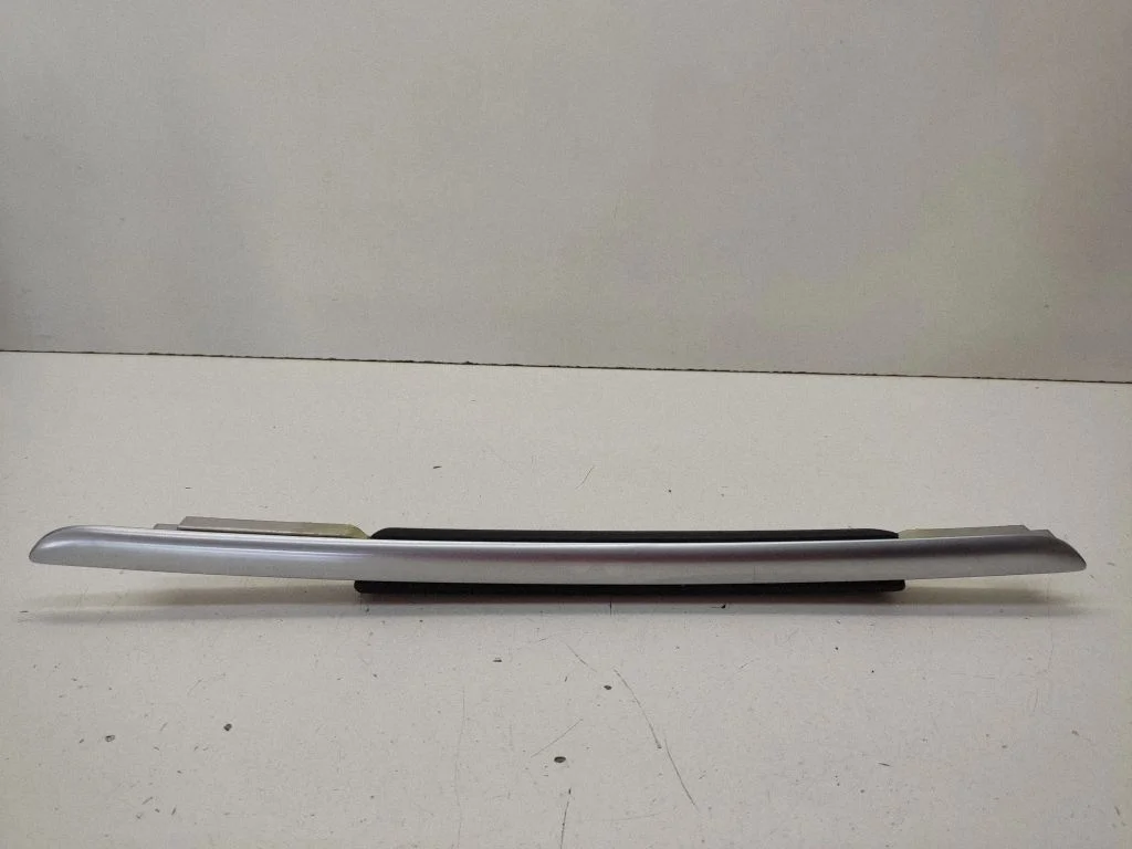 Cita centrālās konsoles (tuneļa) detaļa A1646800870