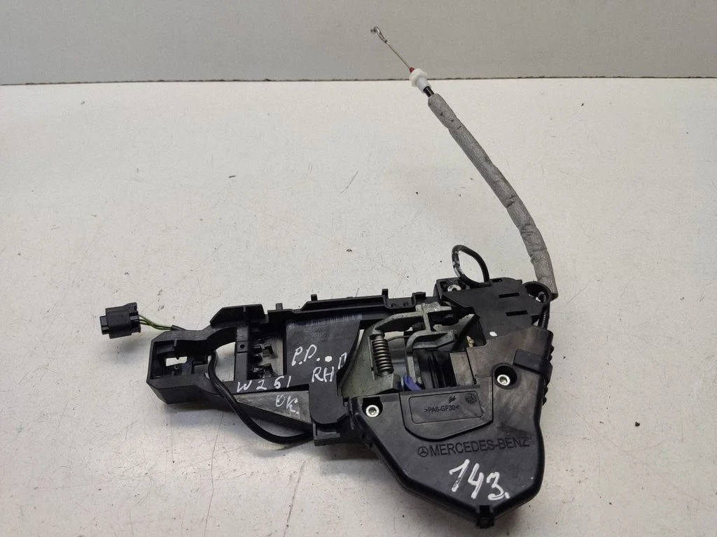 Front door exterior handle/bracket A2517602234