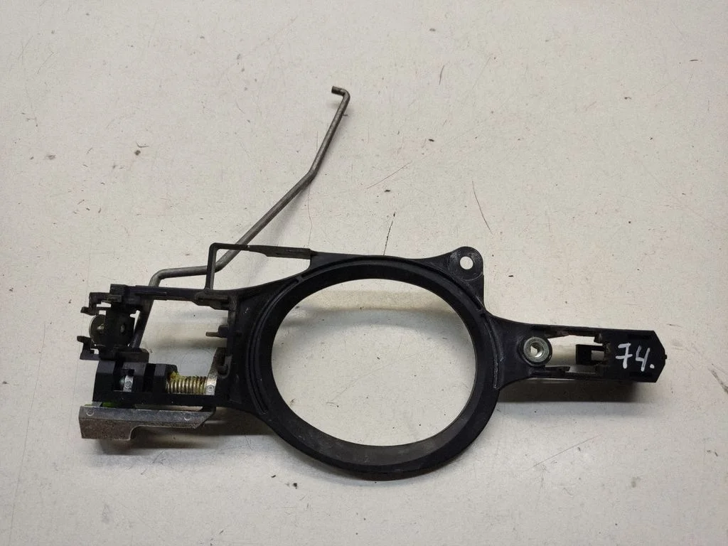 Front door exterior handle/bracket – front left