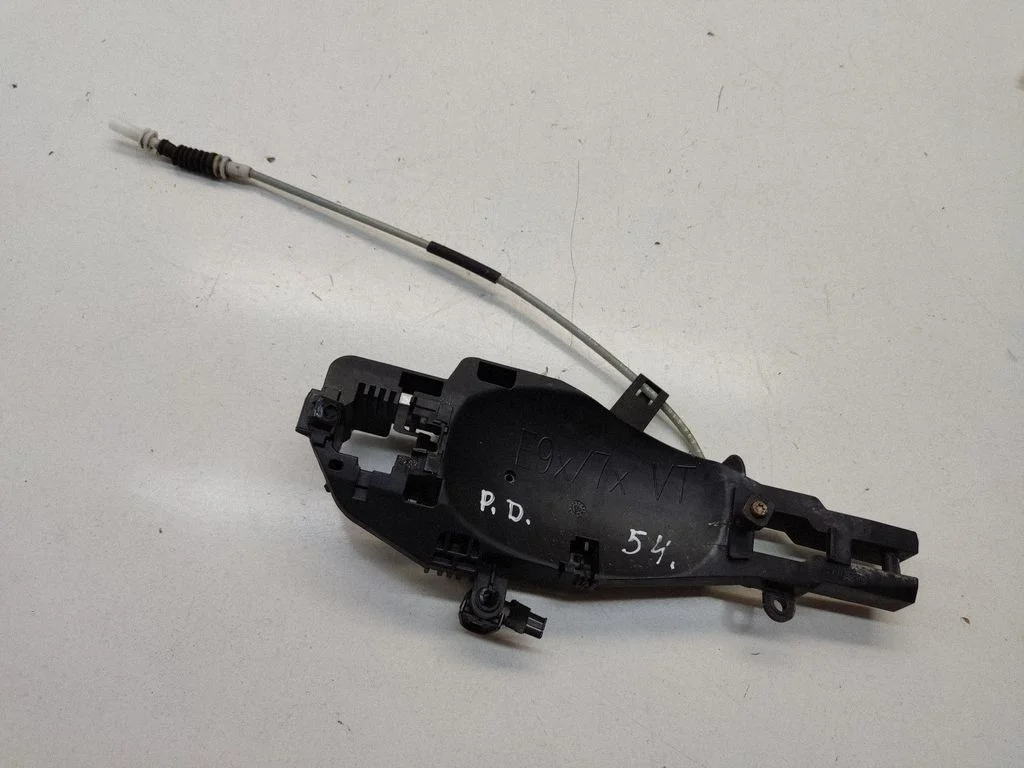 Wspornik klamki zewnętrznej drzwi przednich – BMW Seria 3 E90 E91 (2005-2012)