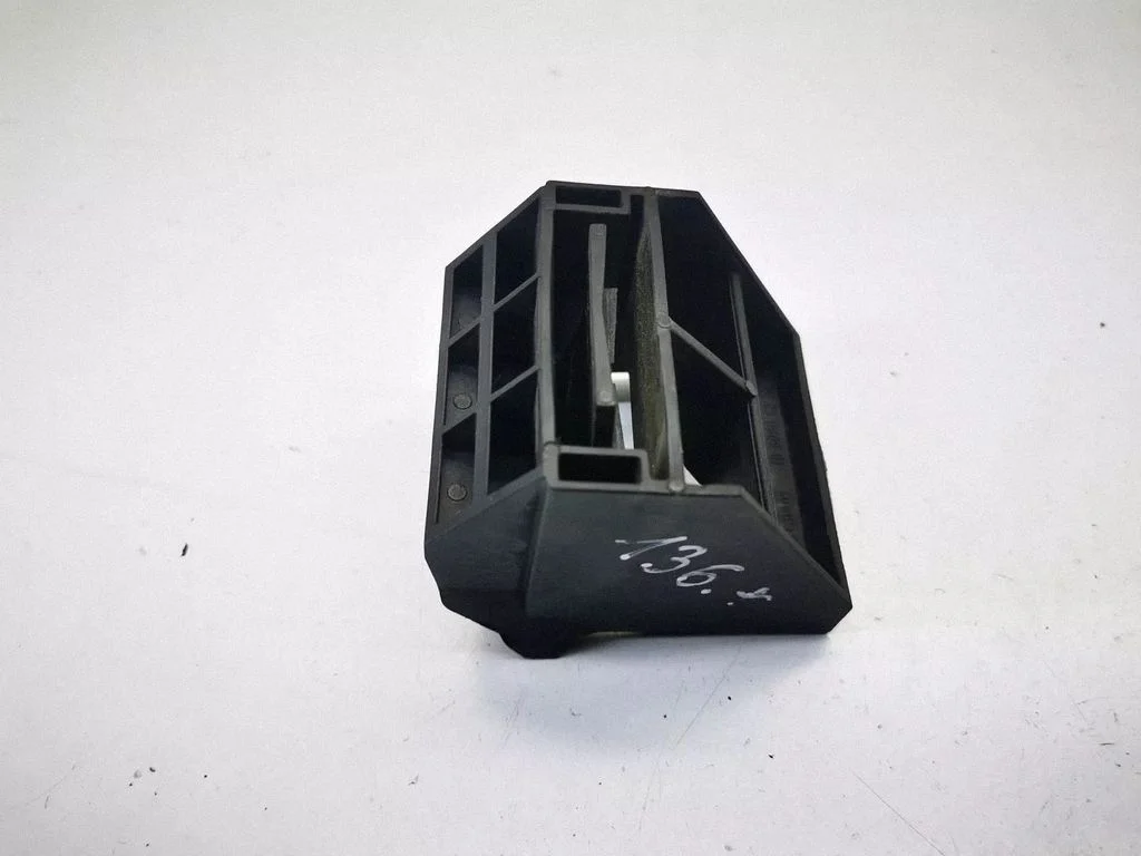 Radiaatori kinnitusklamber – BMW 5-seeria E60 E61 (2004-2010)