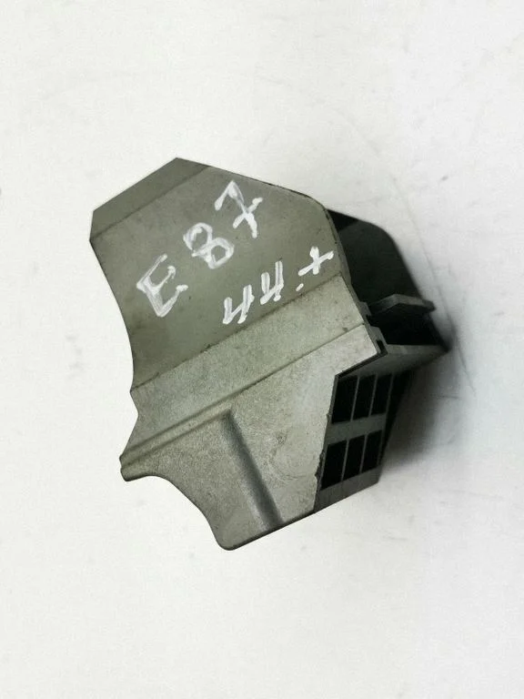 Radiaatori kinnitusklamber – BMW 1-seeria E81 E87 (2004-2011)
