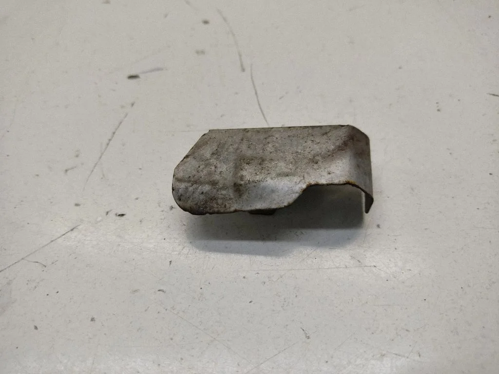 Heat shield in engine bay 760348480