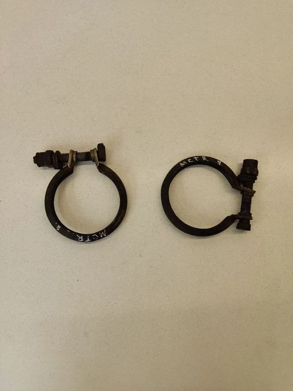 Muffler pipe connector clamp