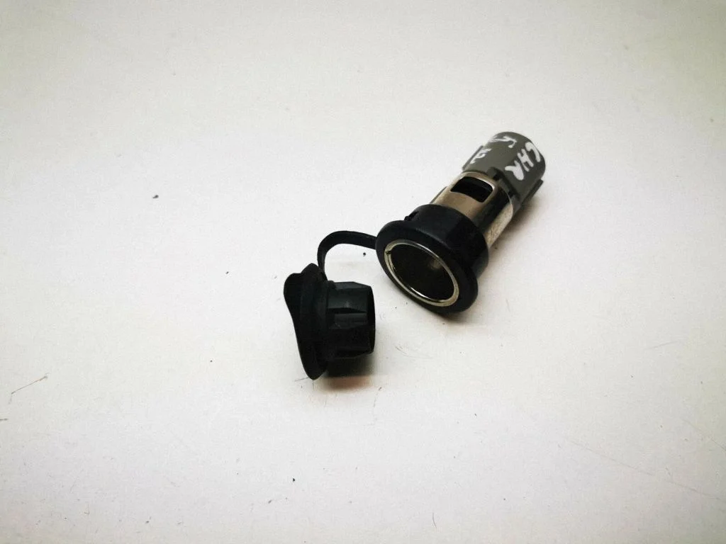 12 V Socket (rear)