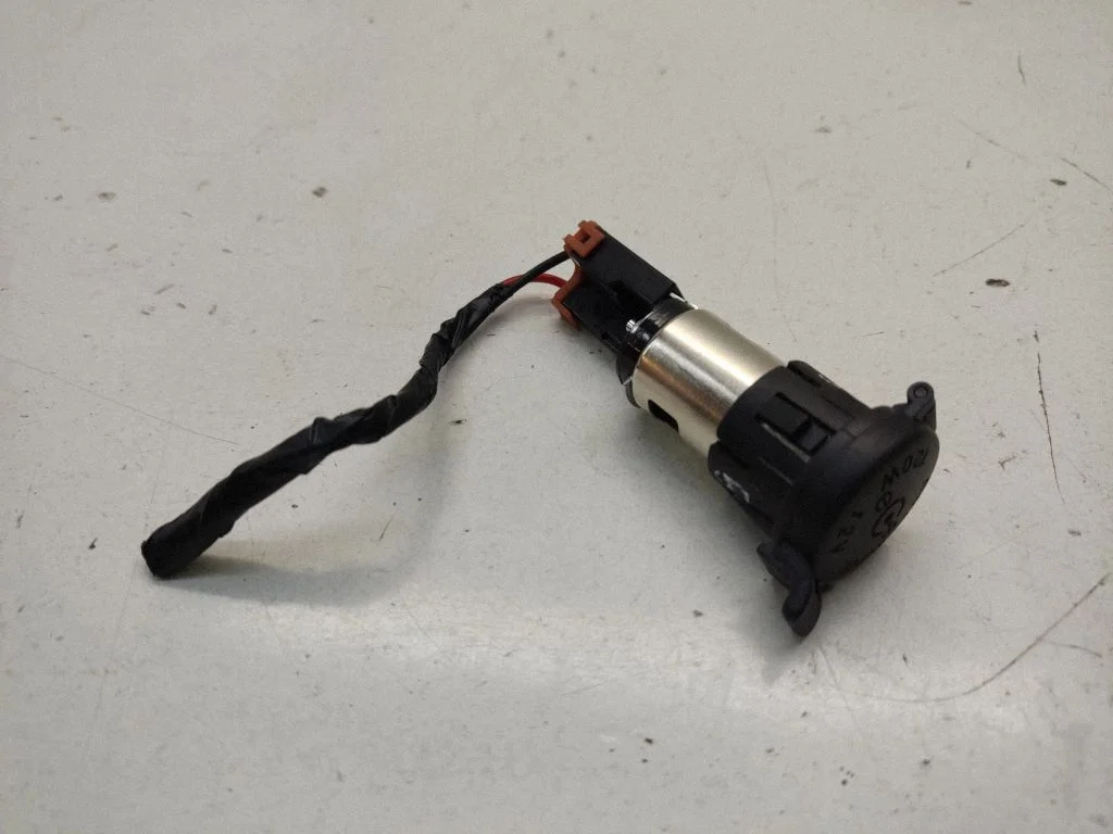 12 V ligzda (aizmugurē) – aizmugurējā