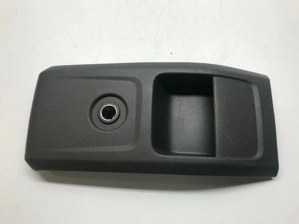 12 V ligzda (aizmugurē) VP7M5X17060B08
