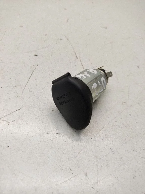 12 V Socket (rear)