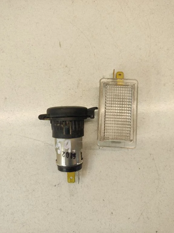 12 V ligzda (aizmugurē) – aizmugurējā