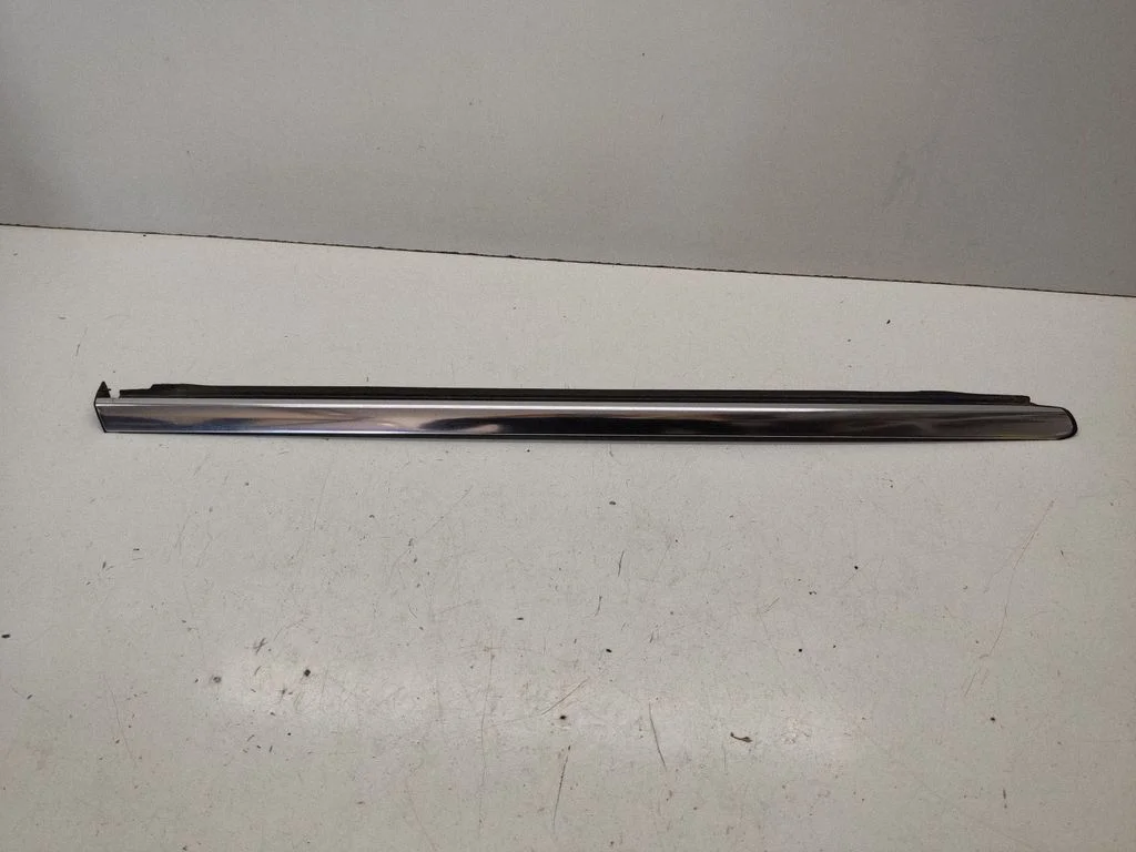Rear door glass trim molding – Mercedes-Benz R-Class W251 (2005-2013)
