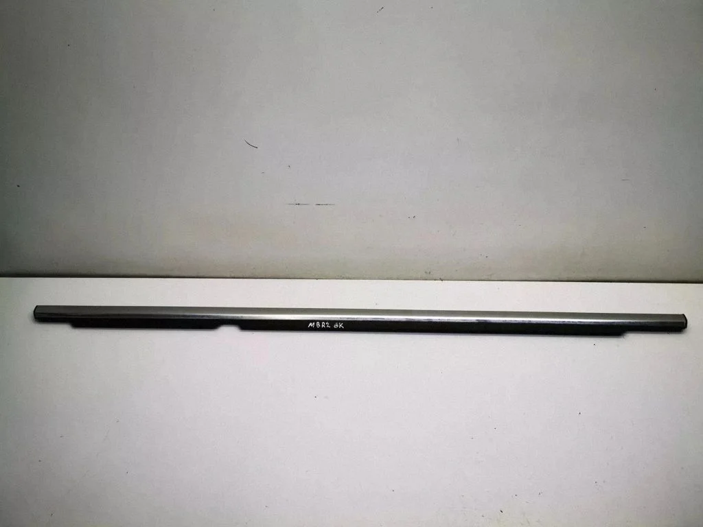 Rear door glass trim molding – Mercedes-Benz R-Class W251 (2005-2013)