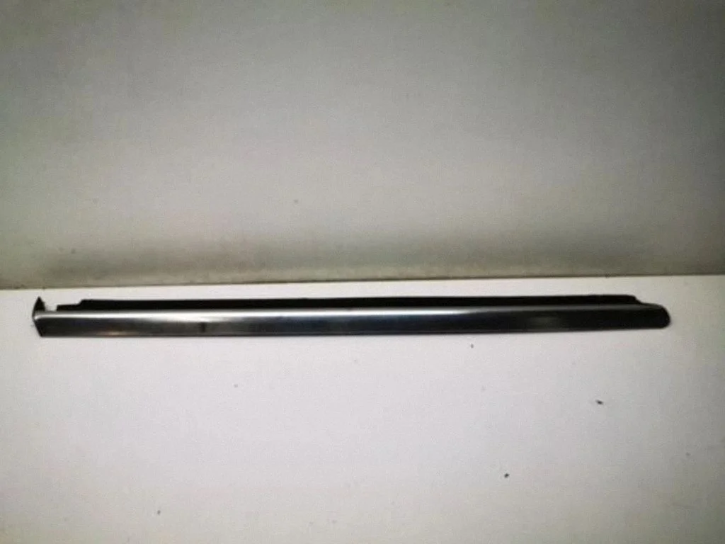 Rear door glass trim molding – Mercedes-Benz R-Class W251 (2005-2013)
