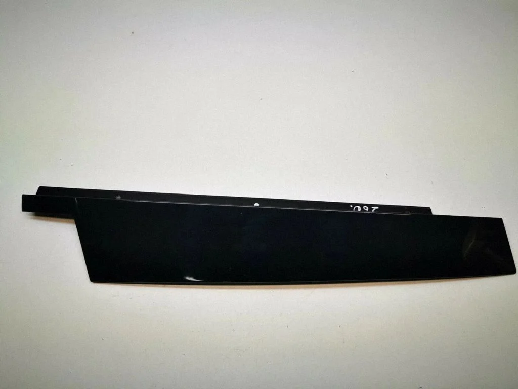Front door glass trim molding – Mercedes-Benz C-Class AMG W204 (2007-2014)