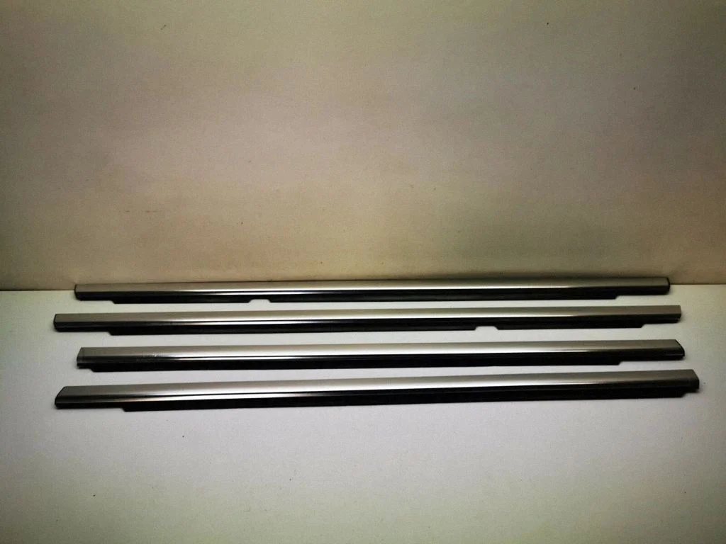 Front door glass trim molding – Mercedes-Benz R-Class W251 (2005-2013)