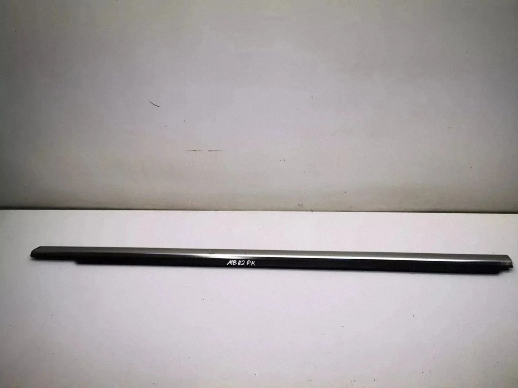 Front door glass trim molding – Mercedes-Benz R-Class W251 (2005-2013)