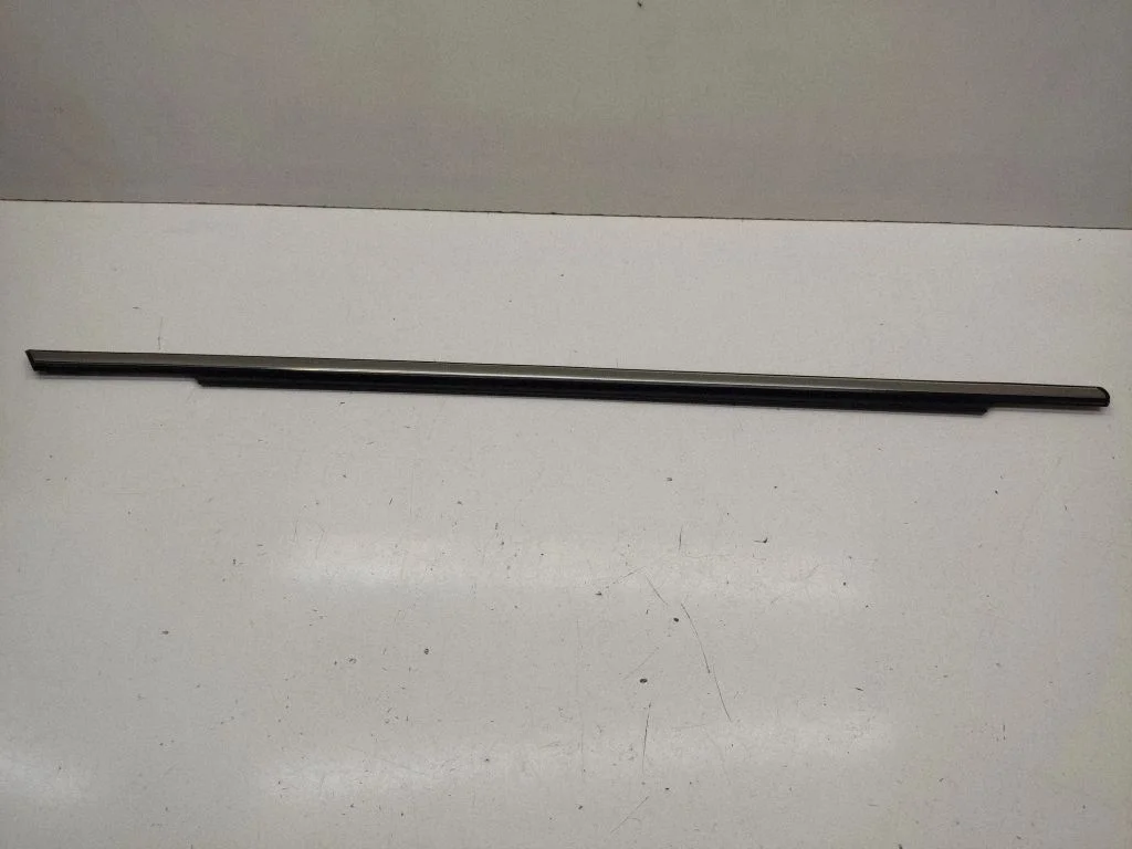 Front door glass trim molding – front right