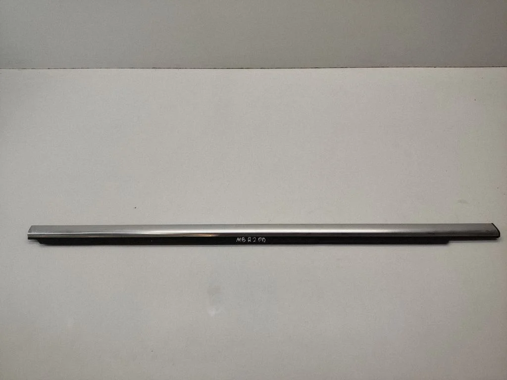 Front door glass trim molding – Mercedes-Benz R-Class W251 (2005-2013)