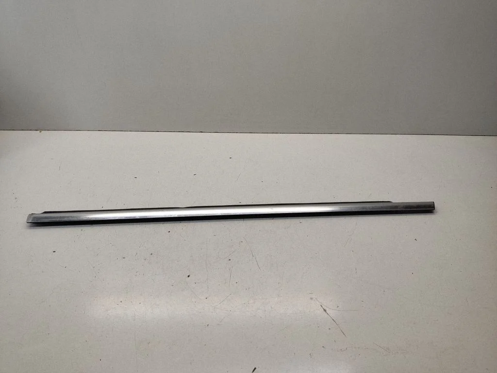 Front door glass trim molding – Mercedes-Benz R-Class W251 (2005-2013)