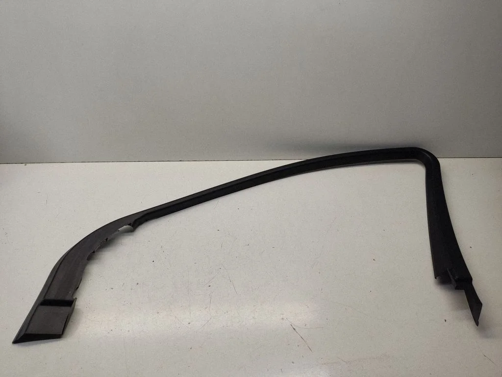 Front door glass trim molding – Mercedes-Benz R-Class W251 (2005-2013)