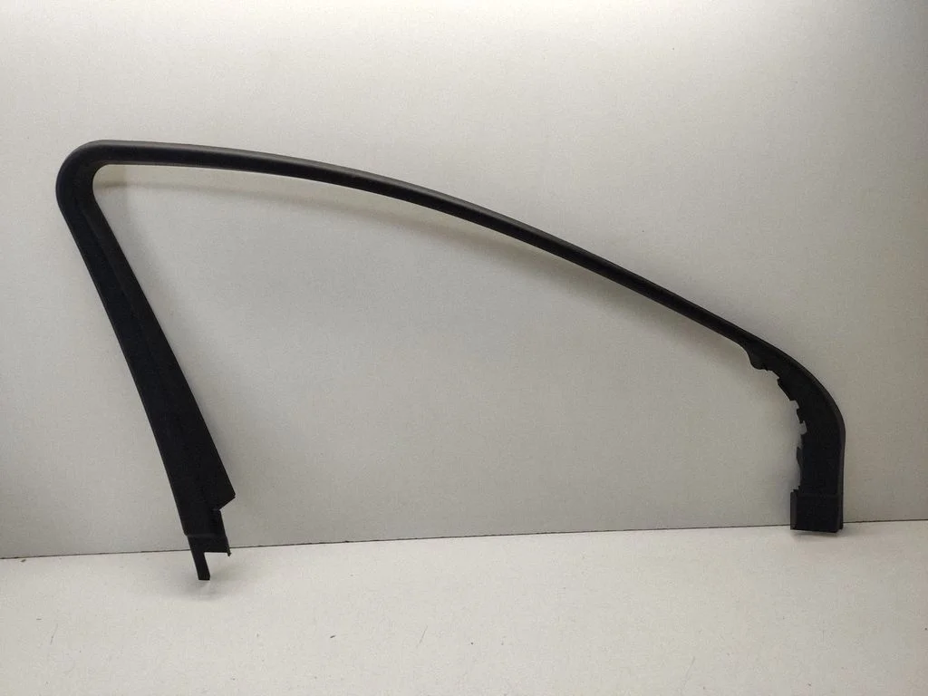 Front door glass trim molding – Mercedes-Benz R-Class W251 (2005-2013)