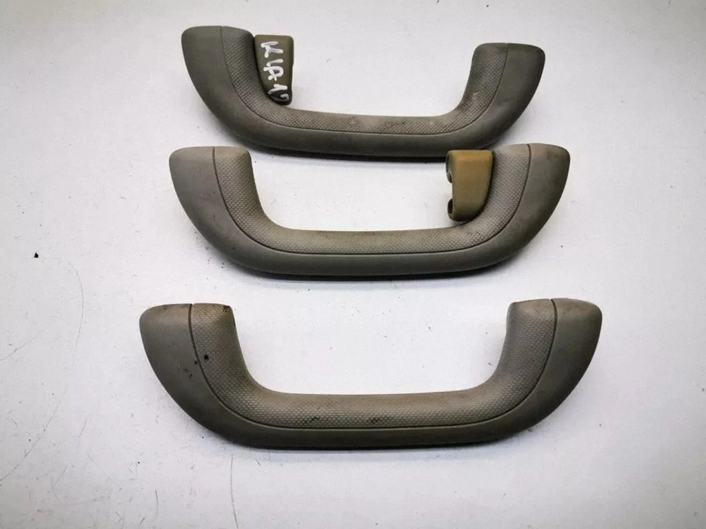 A set of handles for the ceiling 853422S000