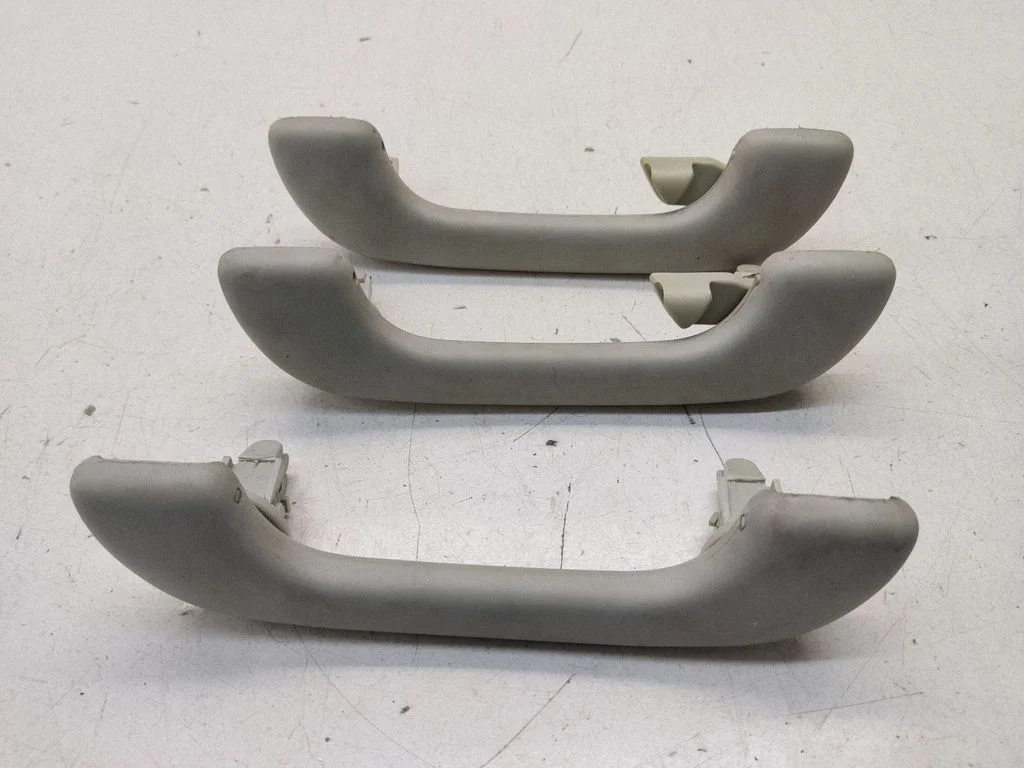 A set of handles for the ceiling – Nissan Qashqai+2 (2008-2010)